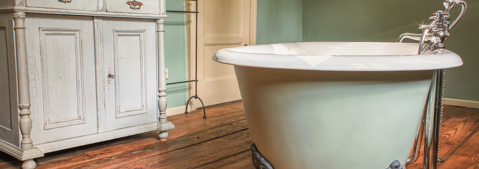 Cast iron bathtub in Below manor house, © DOMUSImages