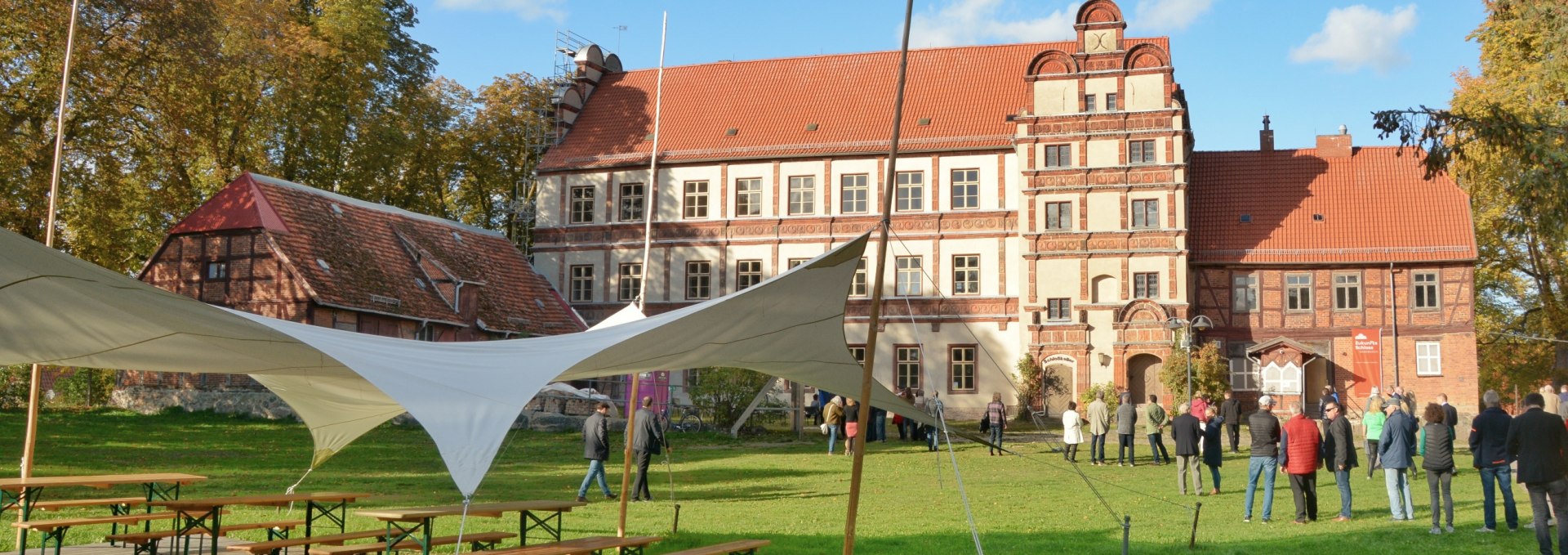 The courtyard of Gadebusch Castle during an event., © Tourismusverband Mecklenburg-Schwerin e.V.