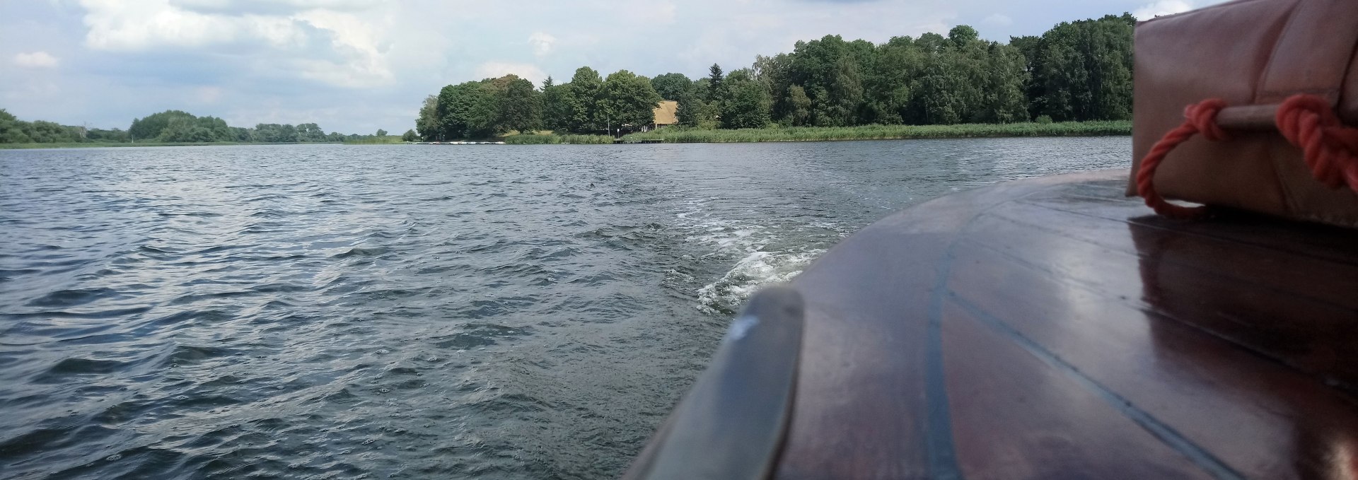 View from the launch Regulus to the castle wall island, © Jana Koch