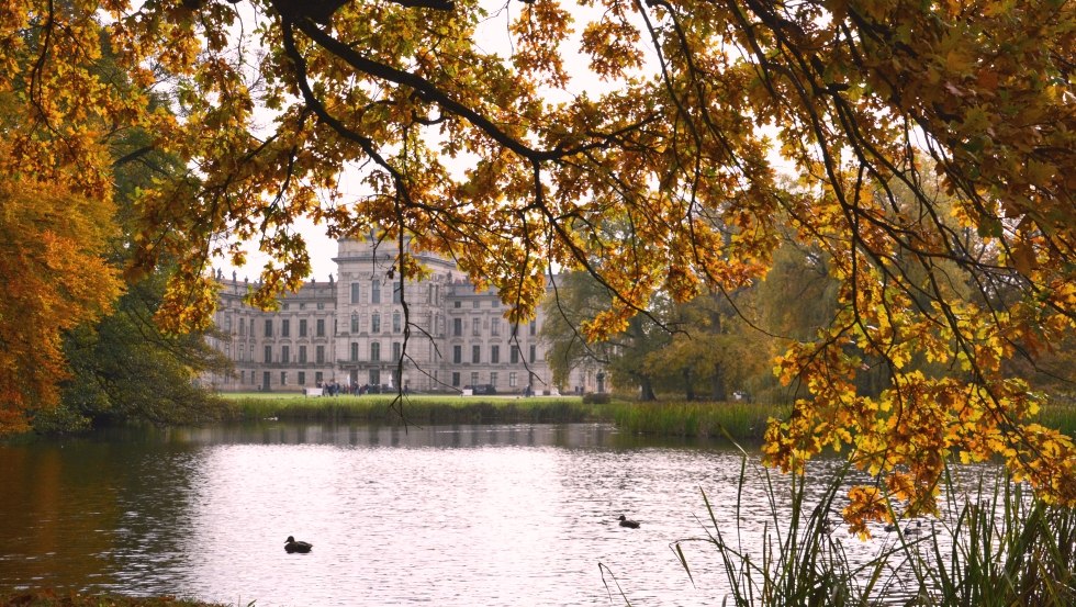 Autumn Ludwigslust castle park tree pond, © Tourismusverband Mecklenburg-Schwerin