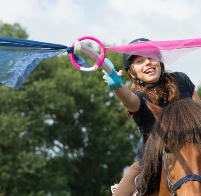 Riding and Merr: Playing with and on the horse promotes dexterity, is fun and puts you in a good mood., © TMV/Hafemann