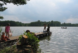 Fishing children at the jetty of the witch's wood at the Jamel Lake, © Hexenwäldchen