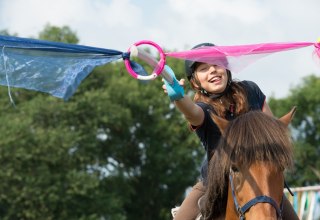 Riding and Merr: Playing with and on the horse promotes dexterity, is fun and puts you in a good mood., © TMV/Hafemann