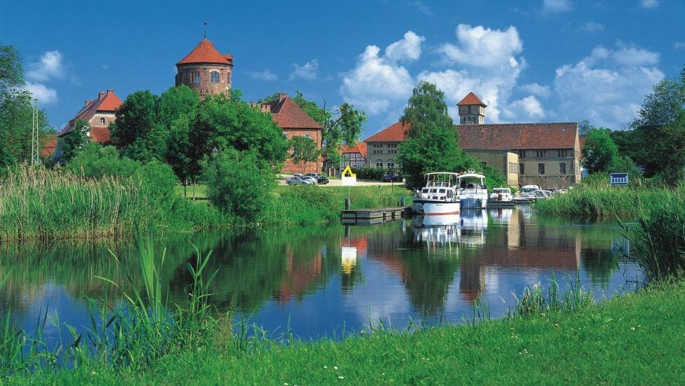 The boats in the harbor of Neustadt-Glewe are strung together like pearls on a necklace, © TMV/Grundner