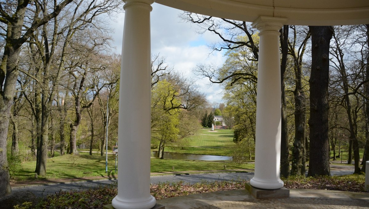 View from the Temple of Youth to the Alexandrine Monument, © Tourismusverband Mecklenburg-Schwerin