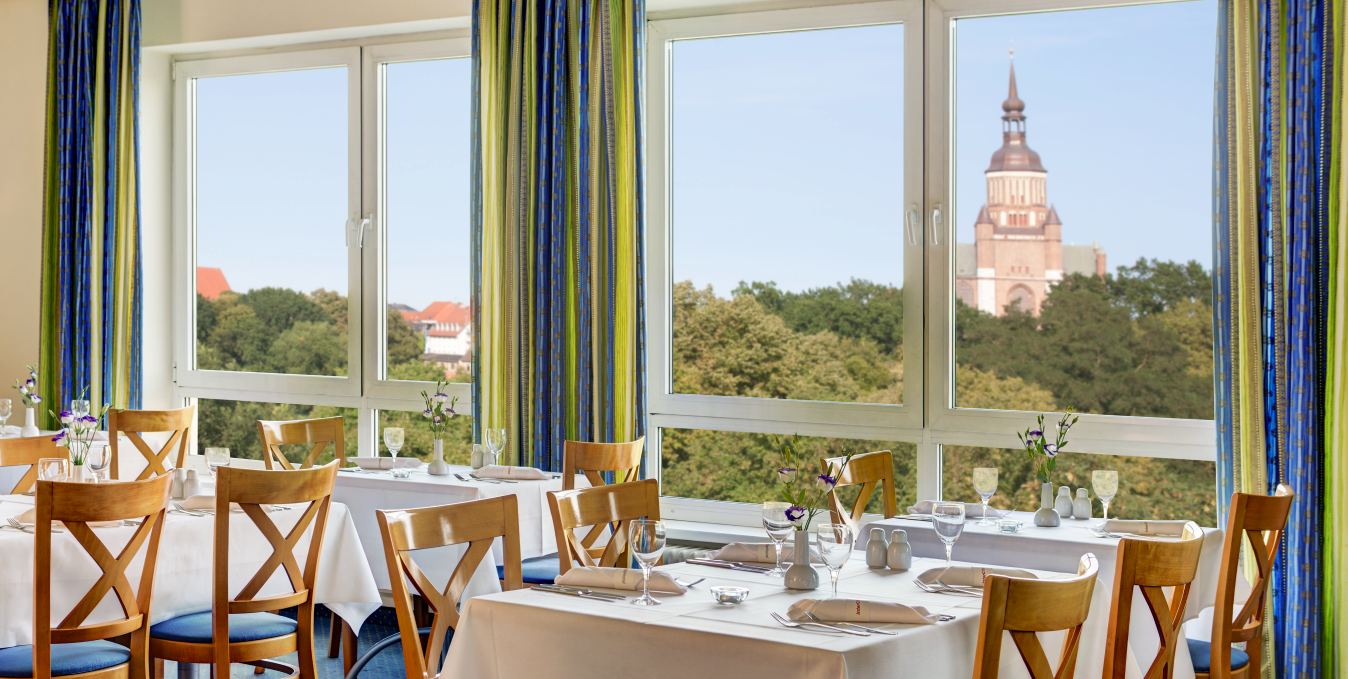 Restaurant with a view of the city of Stralsund., © IntercityHotel Stralsund