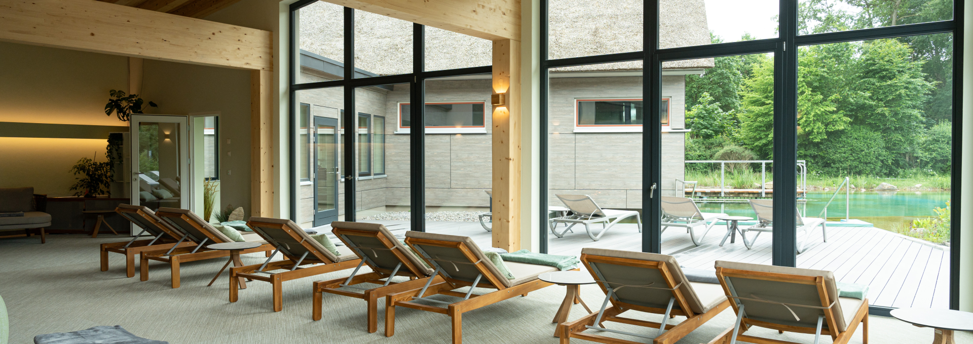 2024-05-BEECH-Plau-WALD-SPA-innen-Ruhehaus-Liegen-Fensterblick, © BEECH Resort Plauer See