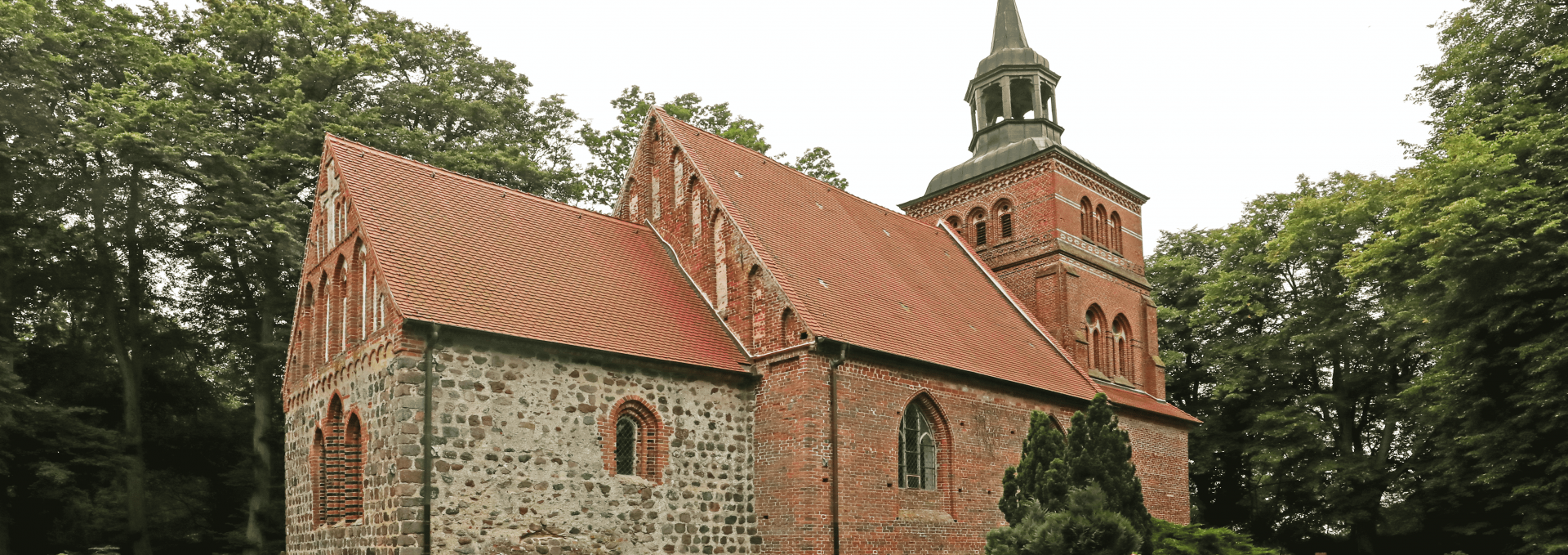 Side view of the church and cemetery, © TMV/Gohlke