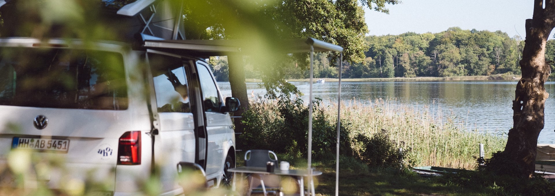 Drive almost directly to the lake in a van and relax, © Foto: Oliver Raatz