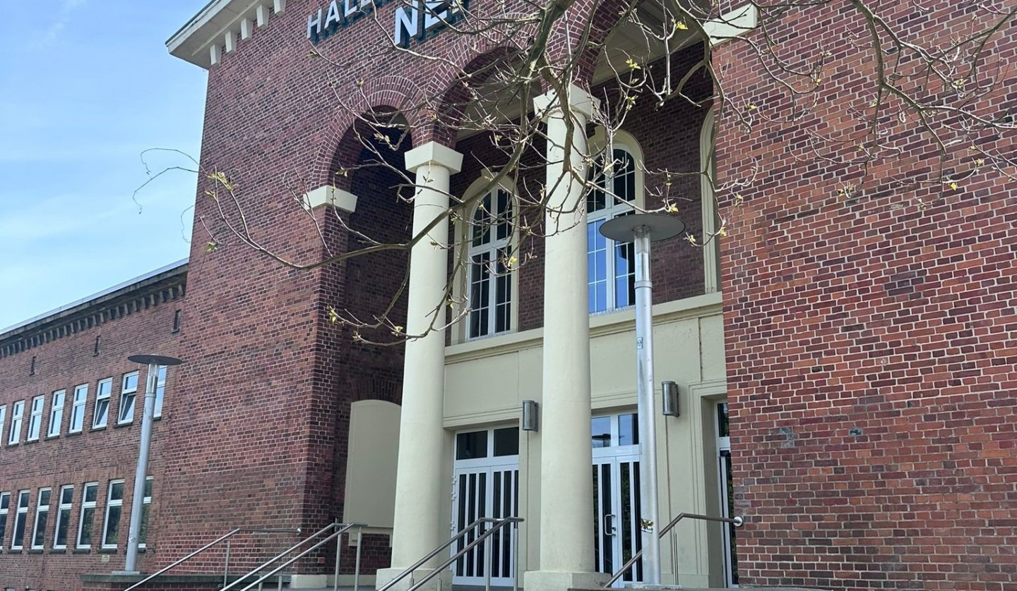 Neptun swimming bath, exterior view, main entrance, © TMV_hoehle