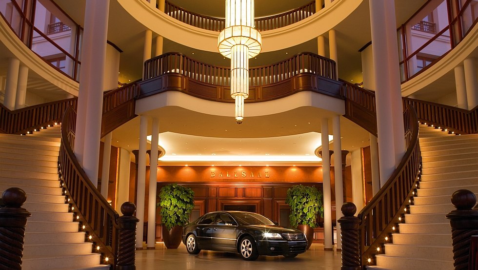 Impressive entrance hall in the marina residence, © Yachthafenresidenz Hohe Düne