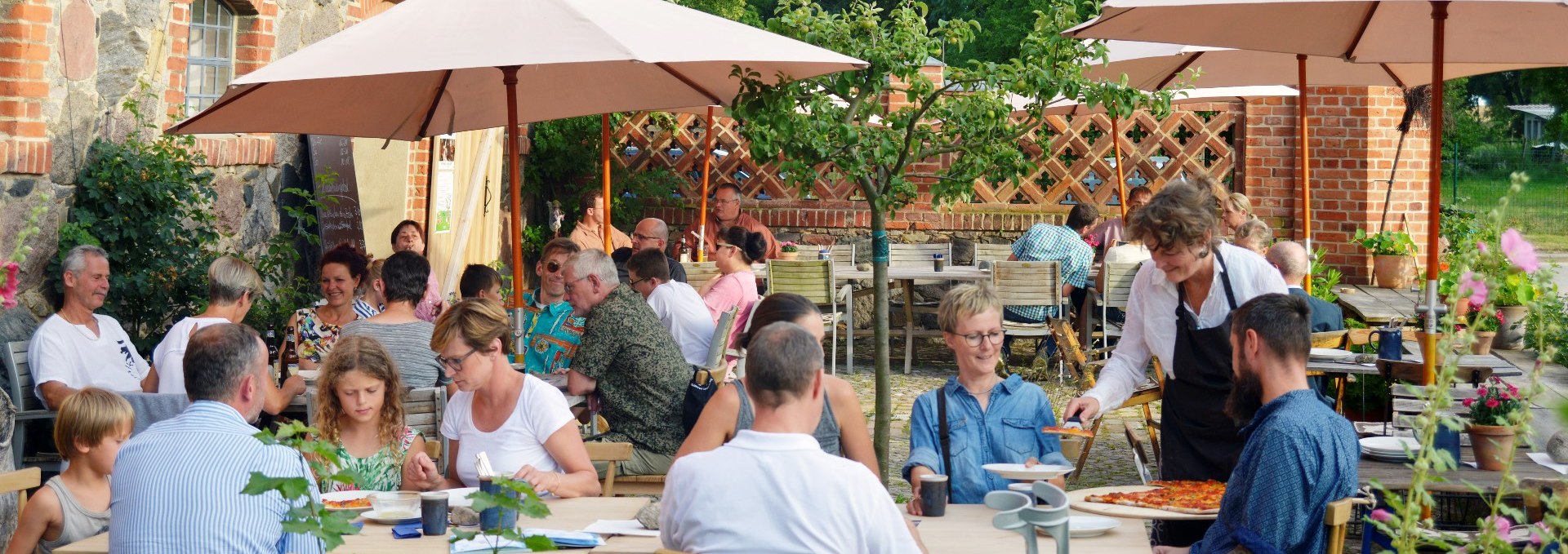 Pizza Landvergnügen on the terrace of the wine tavern Kraatz, © Florian Profitlich