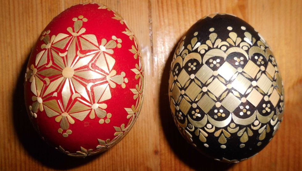 Easter eggs with straw ornaments, © Simone Jürß