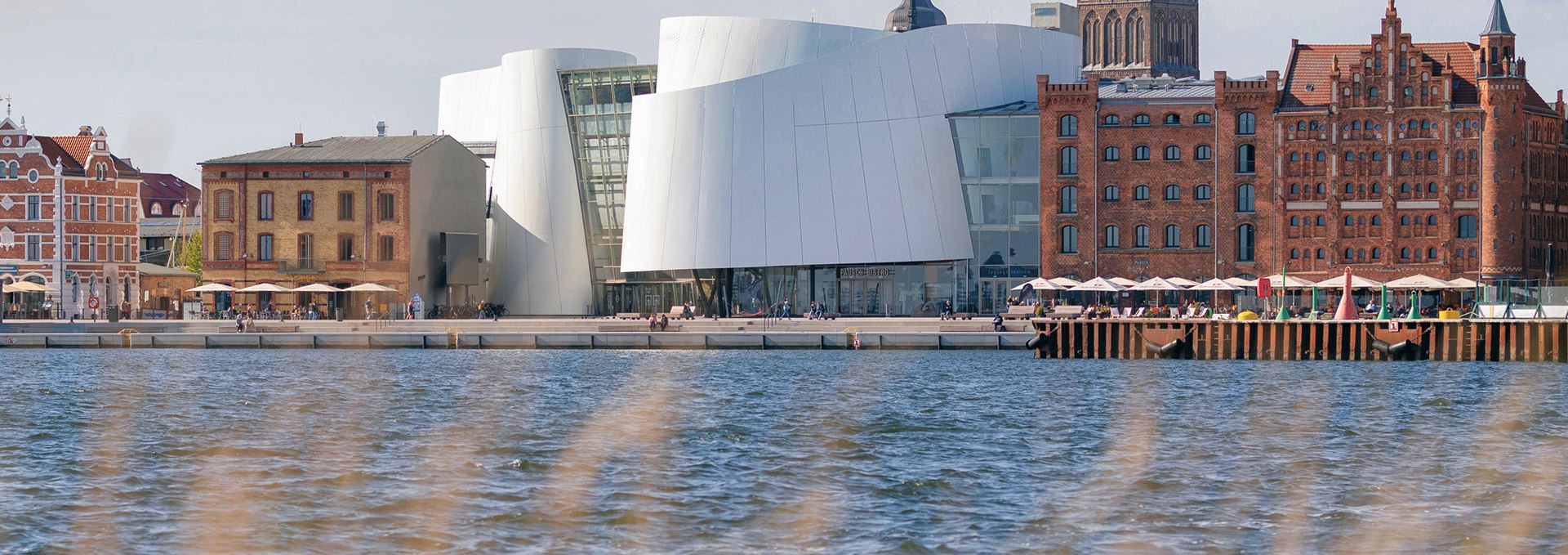 Exterior view of the OZEANEUM from the harbour side, © Foto: Anke Neumeister/Deutsches Meeresmuseum (Motiv aus der Ausstellung „Riesen der Meere“: Martin Harms/Deutsches Meeresmuseum