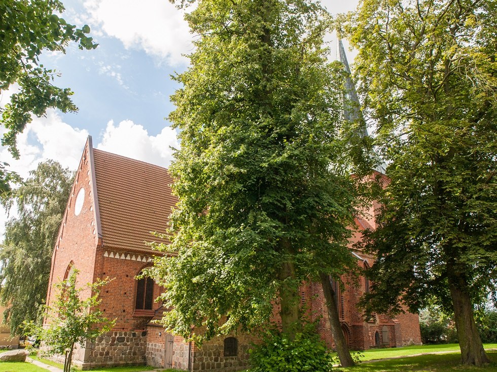 Church diagonally from behind, © Frank Burger