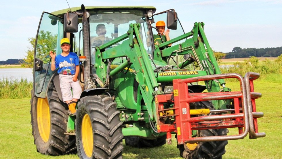 Special offer at the Kliewe adventure farm: tractor driving for young & old, © Erlebnis-Bauernhof Kliewe/Susanne Kliewe