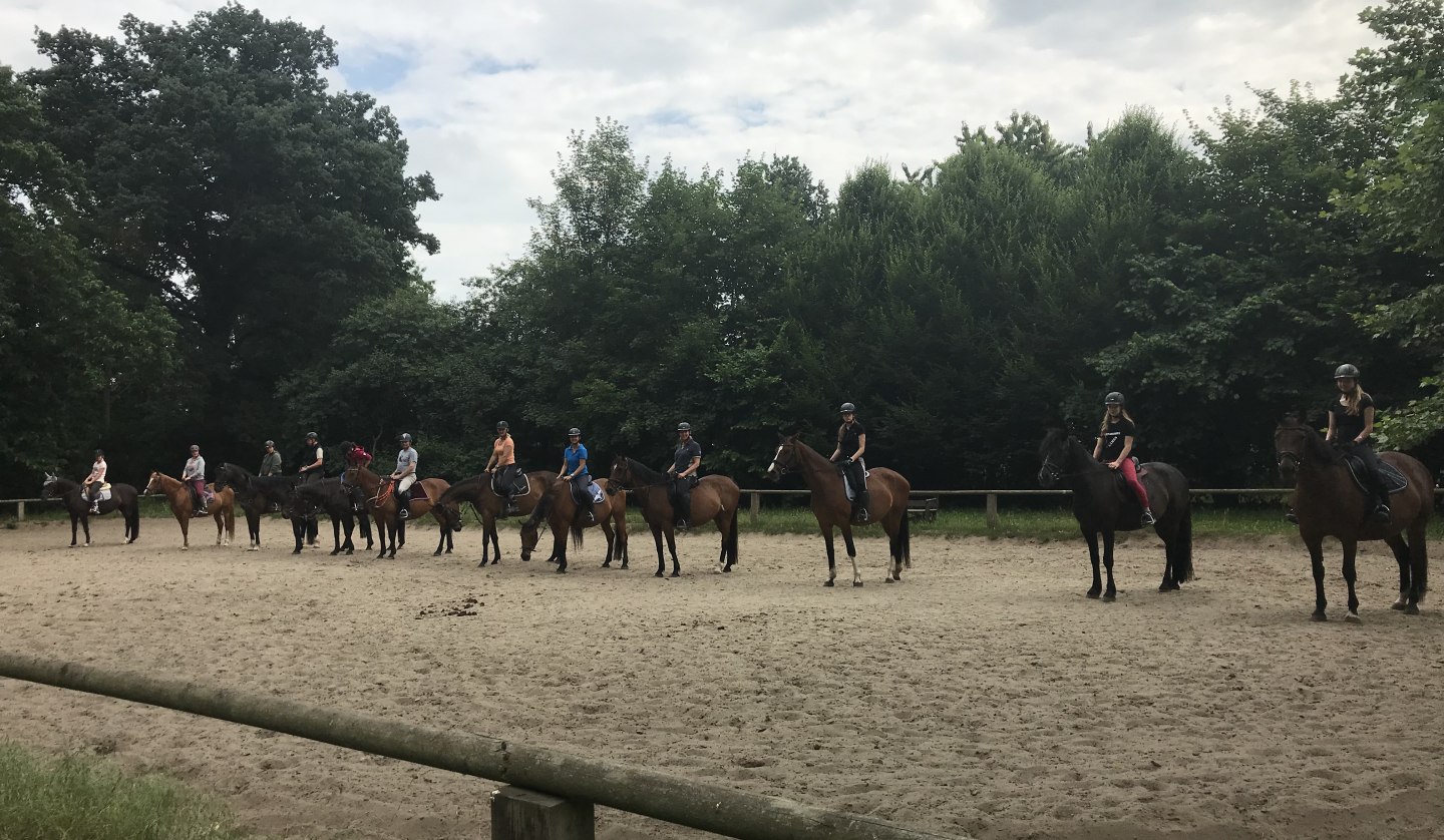 Formation before the big ride to Bömitz, © Karoline Görs