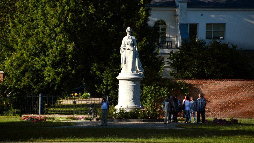 Monument to the Grand Duchess Mother Alexandrine in the evening light, © Tourismusverband Mecklenburg-Schwerin