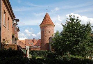 The round brick tower is part of the medieval fortification., © Gabriele Skorupski