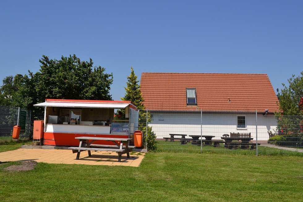 Snack car and roadhouse Buchholz in the background, © Lutz Werner