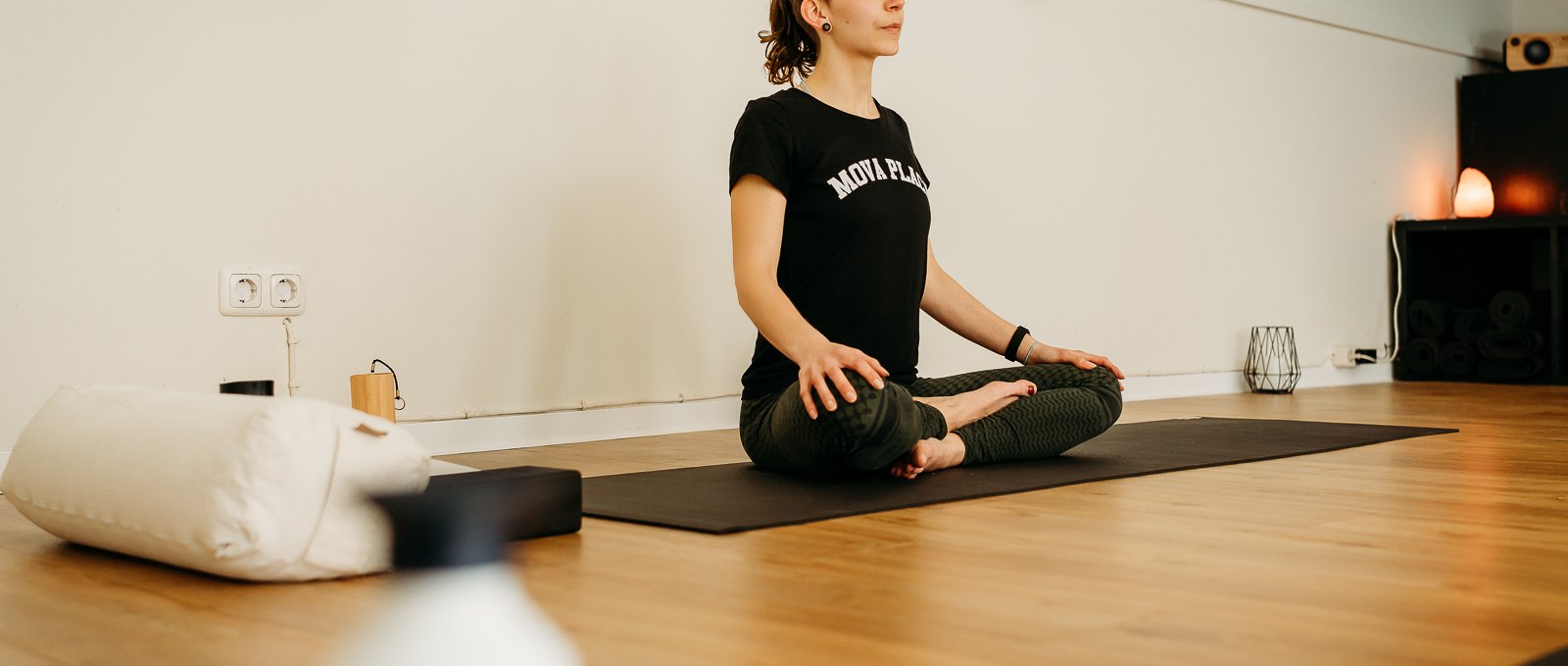 A woman named Josephine does yoga at MOVA PLACE - Yoga & Co. Studio, © Rügenlinse