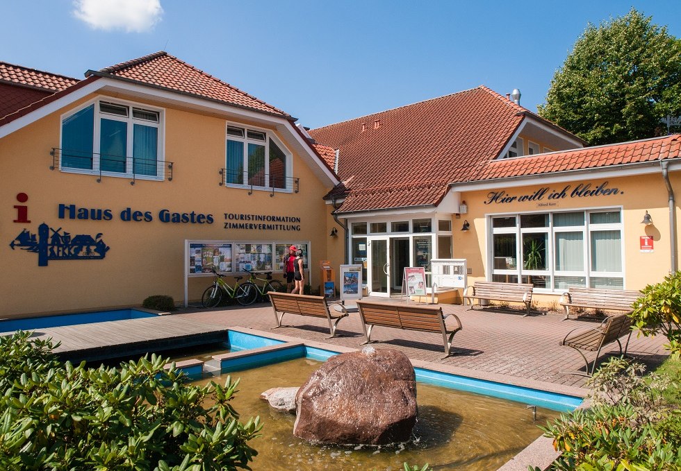 The building of the Tourismus- und Kur GmbH Graal-Müritz including yard in front of it., © Frank Burger