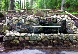 Natural stone Kneipp basin at the house lake, © Maria Lorsch