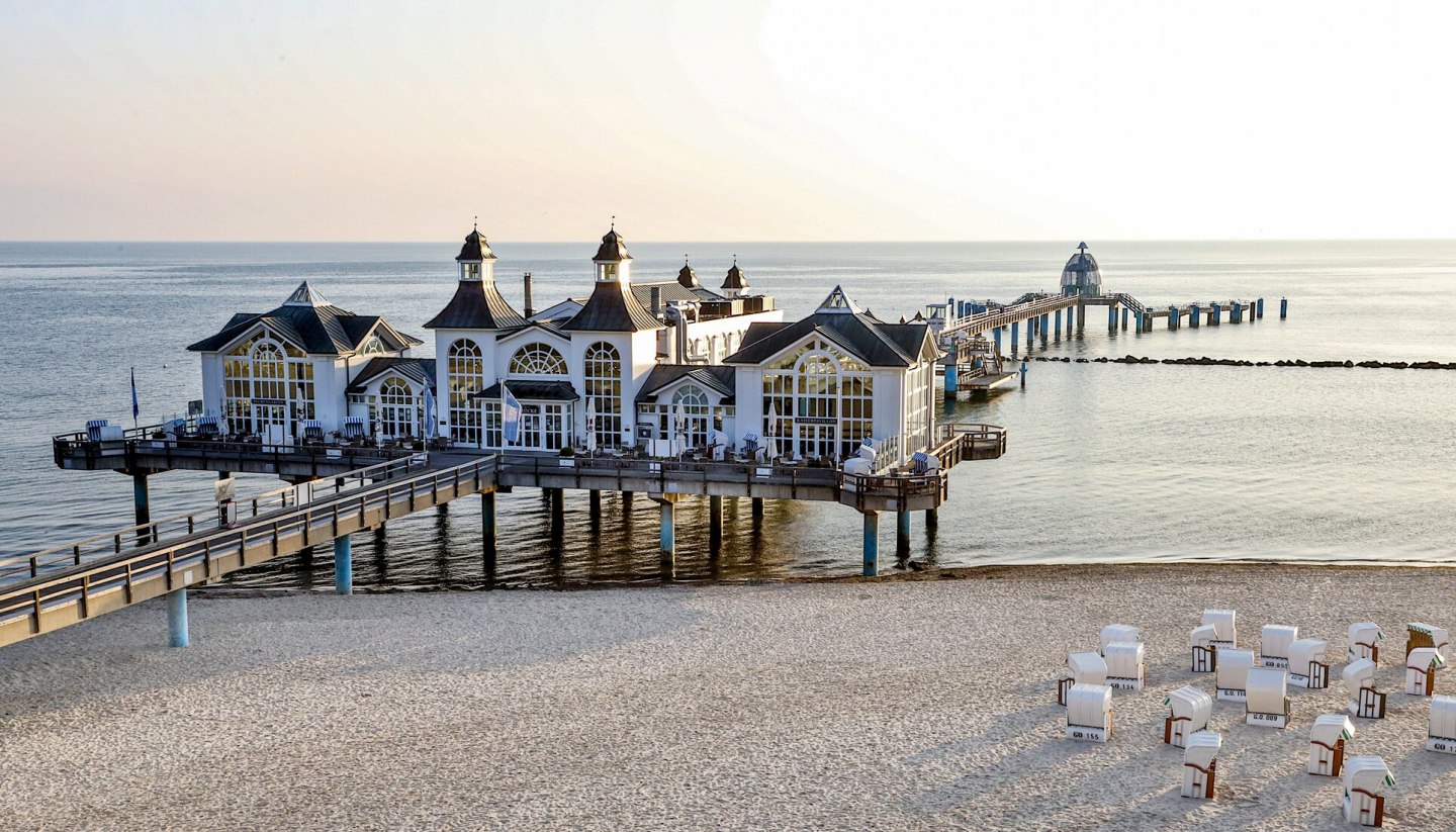 The pier in Sellin on the island of Rügen invites you to promenade in any weather., © TMV/Gohlke