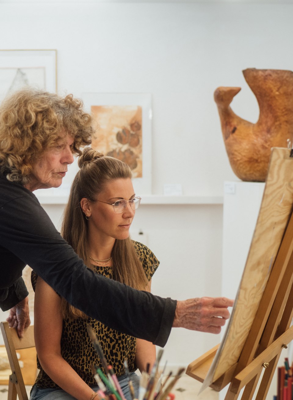 By every trick in the book: Evelin at the drawing workshop with artist Nana Vossen., © TMV/Petermann