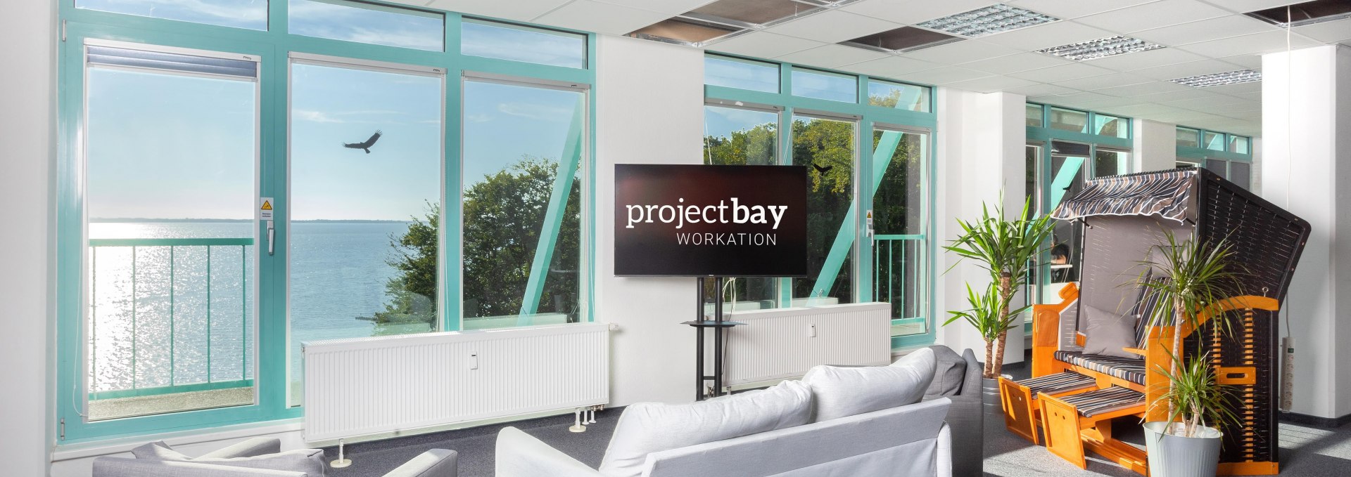 Lounge area with panoramic views of the sea, ideal for relaxed breaks or informal meetings., © Project Bay