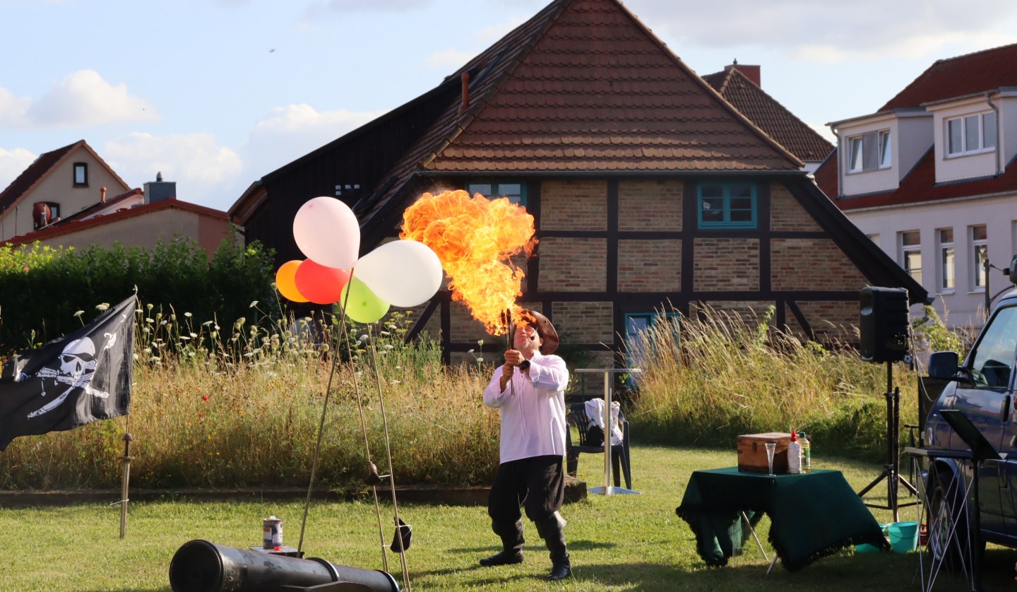 Fire artist Captain Heinrich Tarnewitz in action, © Sabine Stöckmann