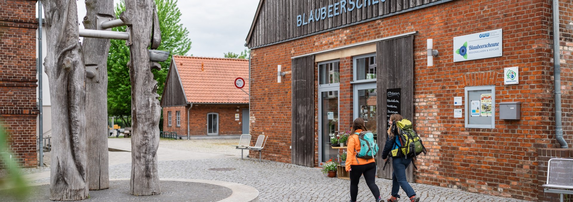 In the blueberry town of Eggesin, the Blaubeerscheune opened in 2006 in a historic square courtyard. It is both a café and a farm store. Of course the two friends had to stop by!, © TMV/Gross