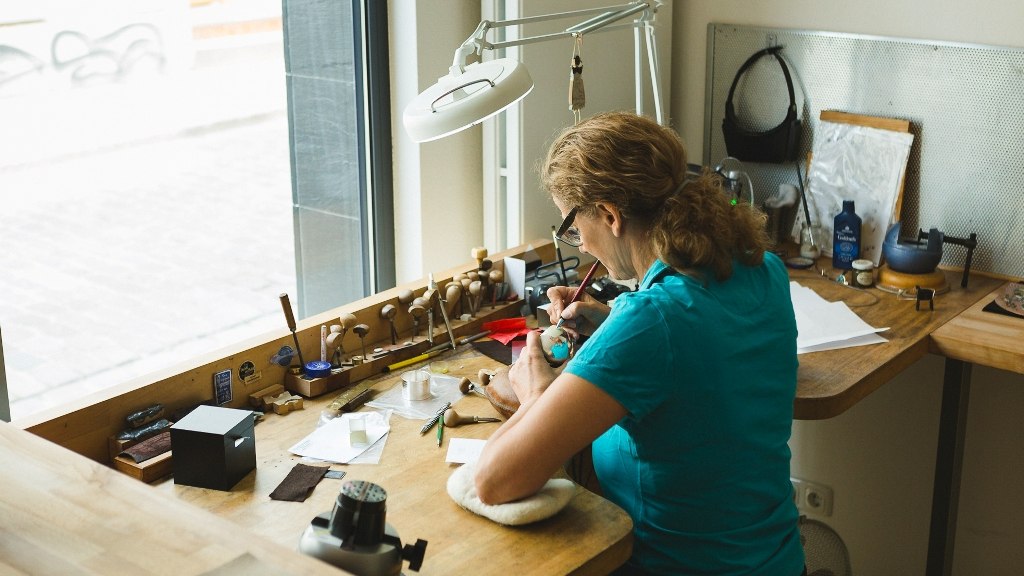 Master engraver Carola Frericks at work, © MV Foto e.V. Fotografin: Anne Jüngling