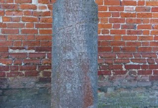 the atonement stone near the outer choir wall of the church of St. Jacob in Gingst, © Archäo Tour Rügen