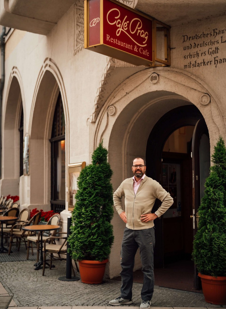 Thomas Hildebrandt in front of Café Prag in Schwerin