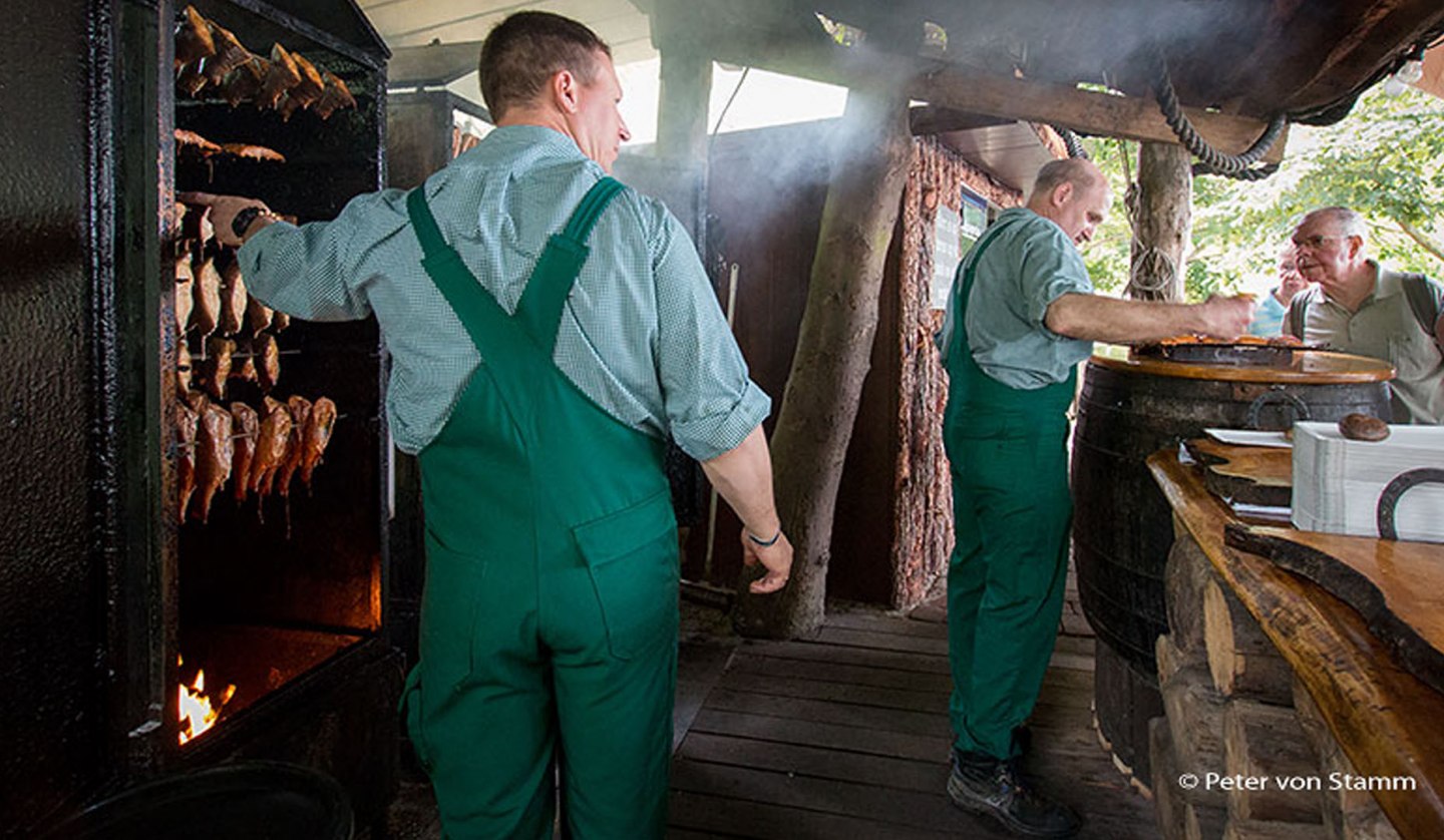 Show smokehouse "Zur Reuse" at the port of Althagen, © Peter von Stamm