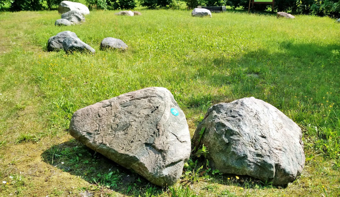 There are 32 boulders (currently) in the garden. There are numbers on the stones and a plaque tells you what kind of stone it is based on the number., © Wolfgang Mamat