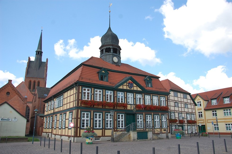 The Grabower town hall stands representatively in the center of the half-timbered town., © Gabriele Skorupski