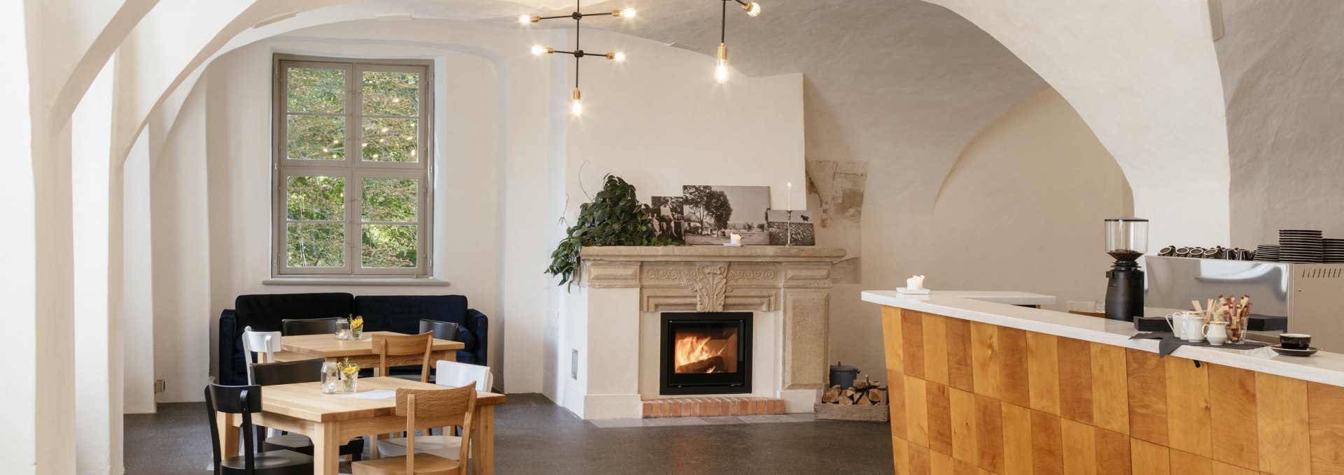 Tourist base station, café, bar on the first floor of the Quilow Moated Castle., © Wasserschloss Quilow/Philipp Meuser