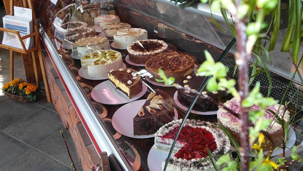 The centerpiece of the restaurant is the cake counter., © SaBö-Hof