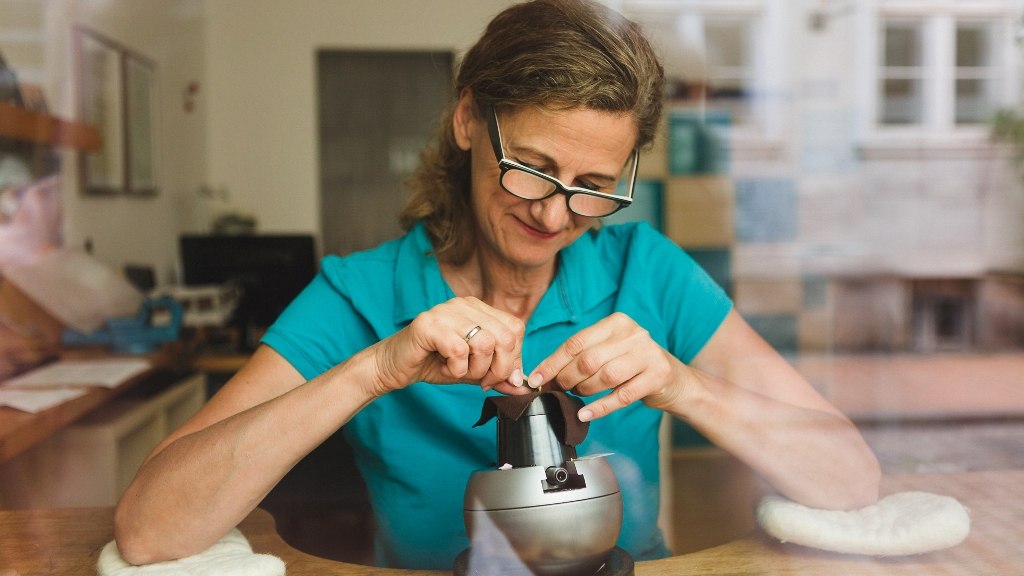 Master engraver Carola Frericks at work, © MV Foto e.V. Fotografin: Anne Jüngling