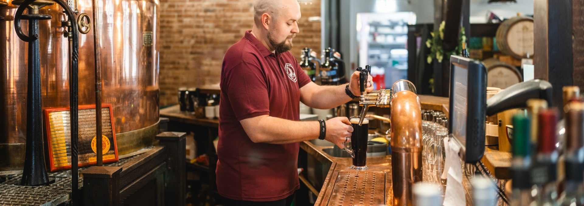 Employee Micha taps a fresh Wismar Mumme. The Brauhaus am Lohberg opens its doors for lunch., © TMV/Gross