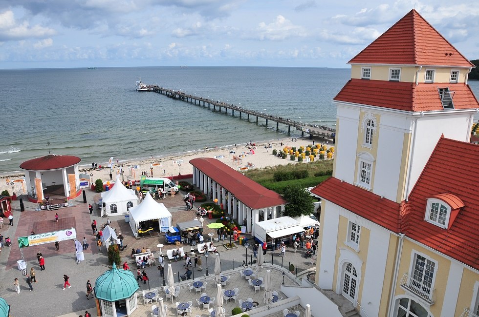 Kurplatz Binz with event, © Tourismuszentrale Rügen