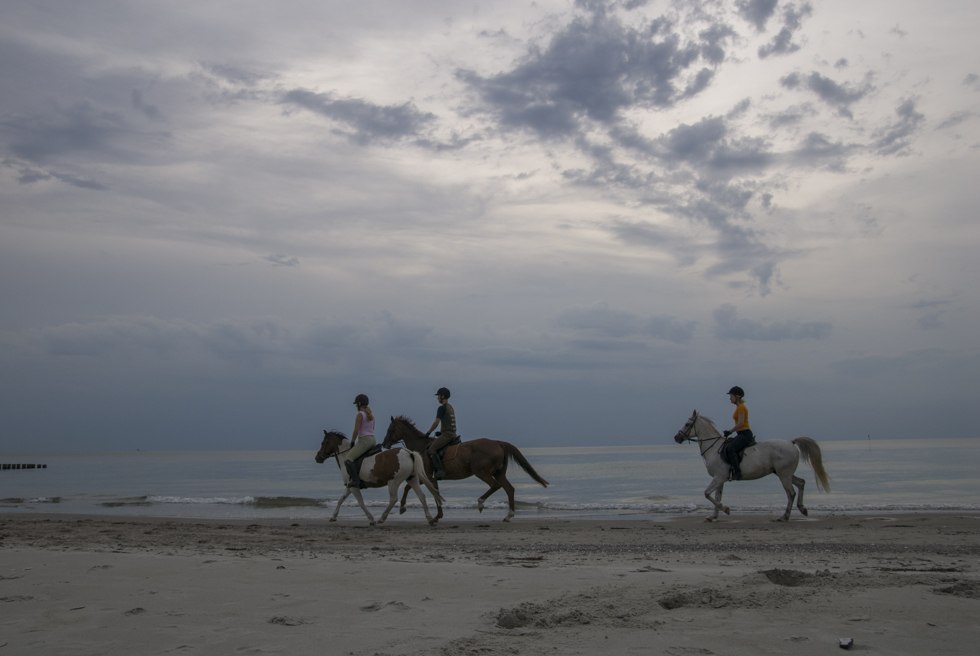 A ride along the Baltic Sea at dusk certainly a top end of a riding course in Mecklenburg-Vorpommern, © TMV/ Hafemann