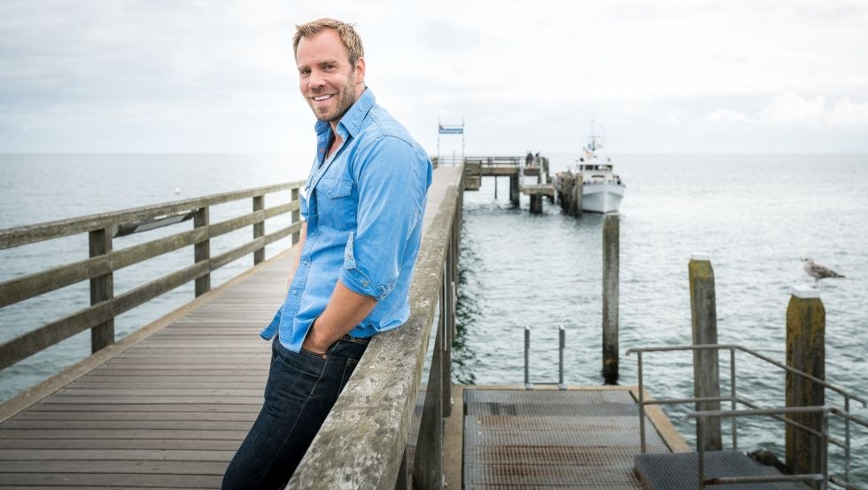 SOKO Wismar chief detective Lars Pöhlmann, alias Dominic Boeer, at one of his favorite places in Boltenhagen, © VMO/Alexander Rudolph