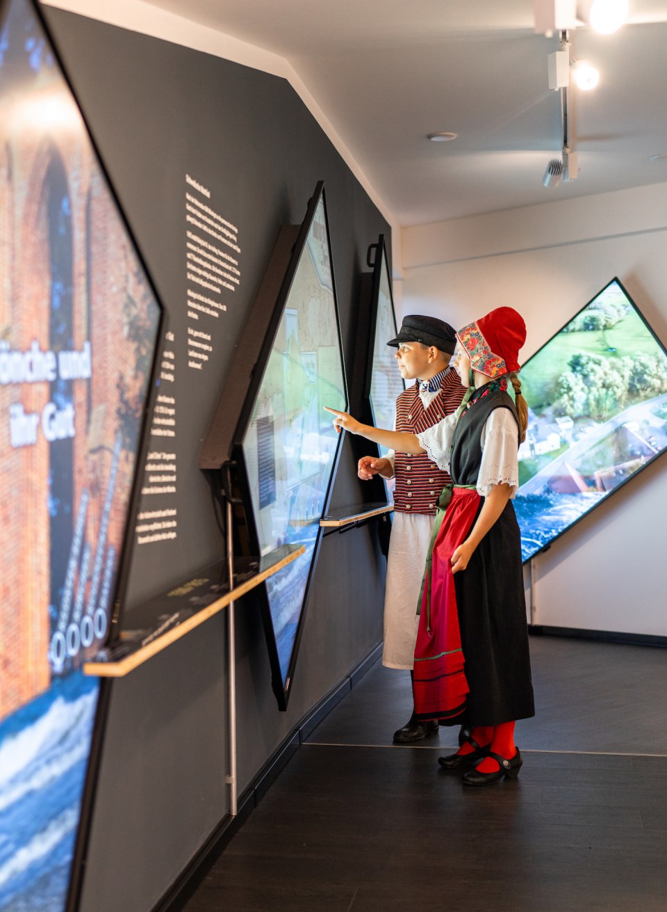 Traditional Mönchgut costumes can sometimes still be seen on festive days on Rügen - and of course in the museum's permanent exhibition, © TMV/Gross