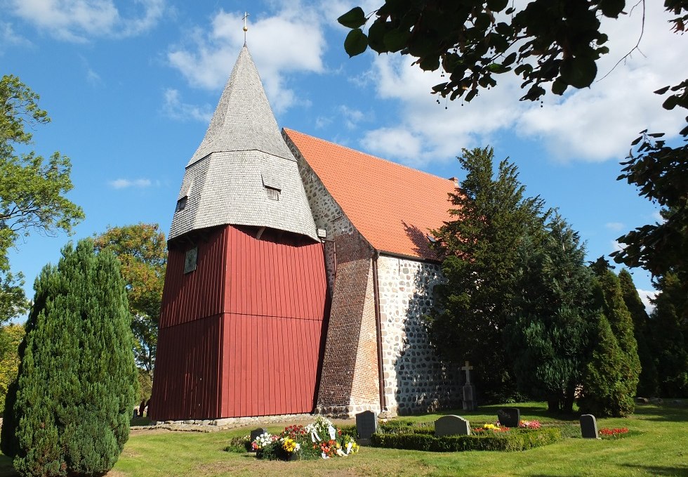Side view of Tribohmer fieldstone church from the south, © Martin Hagemann