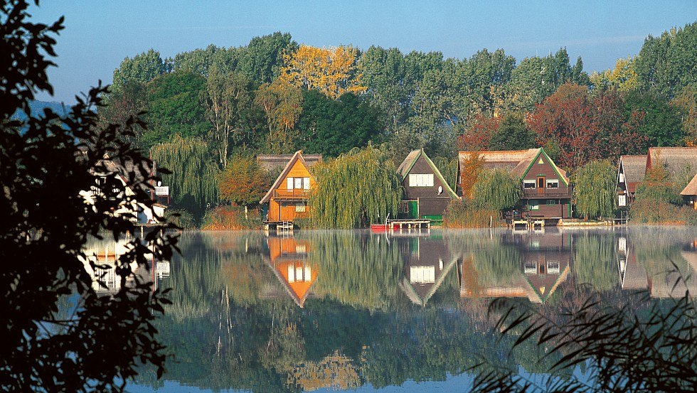In idyllic location: thatched houses at the Teterow lake, © TMV/Grundner