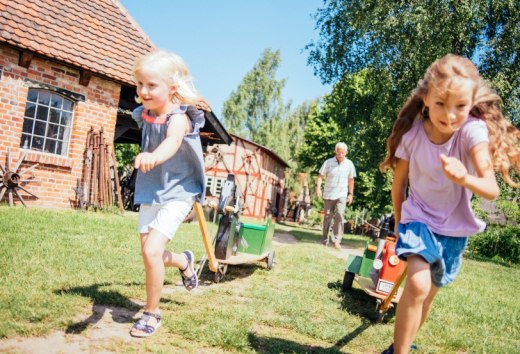 Race of two children on the farm, © TMV/Gaensicke