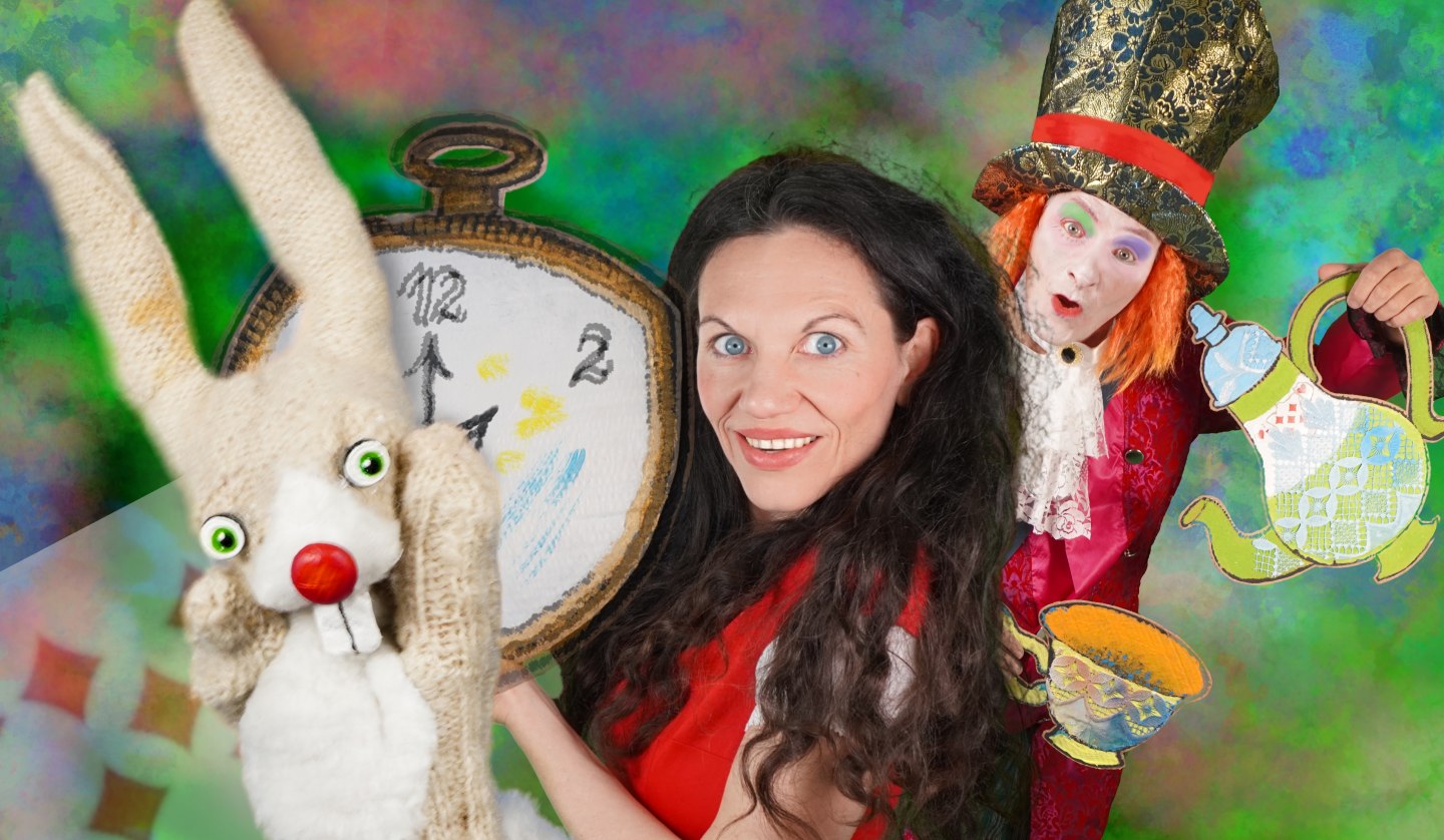 Alice with the rabbit and the hatter and a big clock., © Theater Phoebus